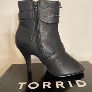 Torrid Black Peep Toe heeled booties size 7W.